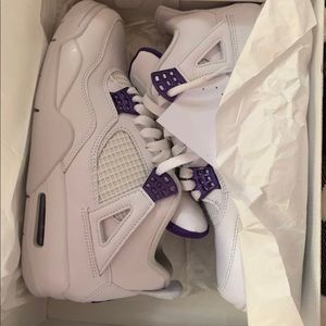 I’m selling my Jordan 4s brand new never worn